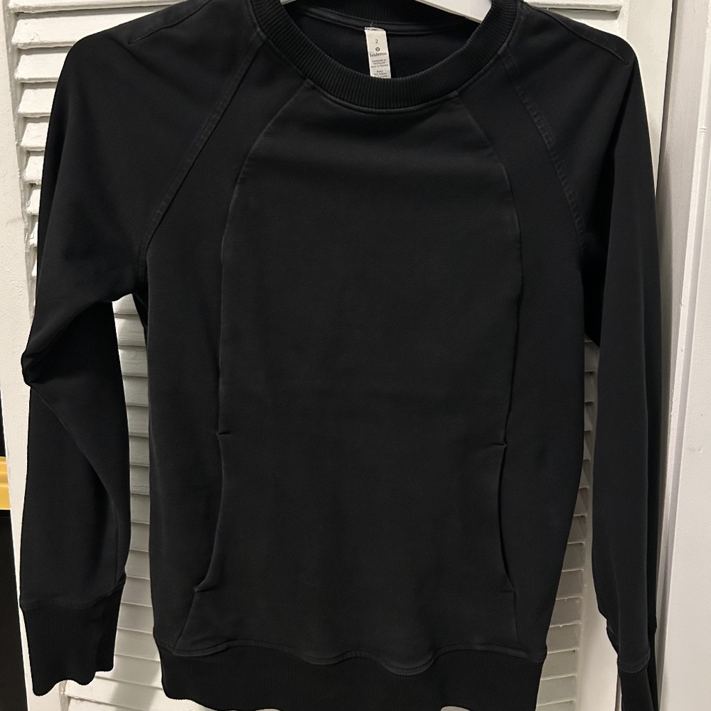 Lululemon crew neck black fitted sweater with pockets